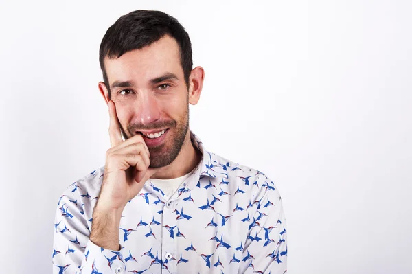 Retrato de hombre sobre fondo blanco sonriendo. En camisa moderna . —  Fotos de Stock