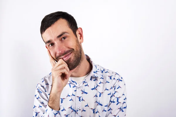 Retrato de hombre sobre fondo blanco sonriendo. En camisa moderna . — Foto de Stock