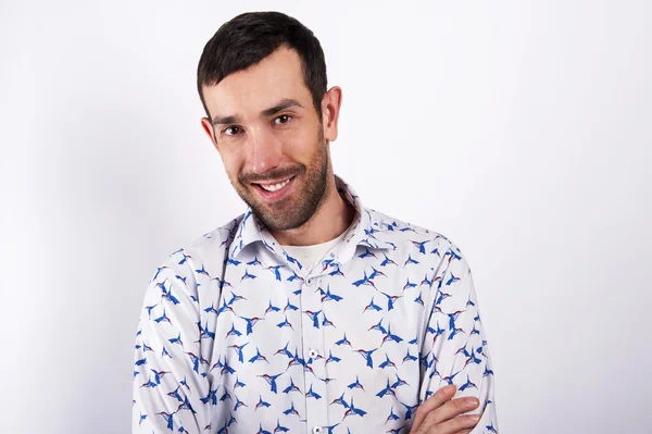 Retrato de homem sobre fundo branco sorrindo. Na camisa moderna . — Fotografia de Stock