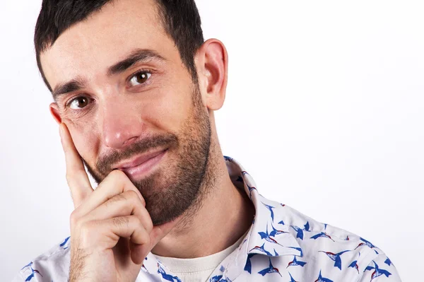 Retrato de homem sobre fundo branco sorrindo. Na camisa moderna . — Fotografia de Stock