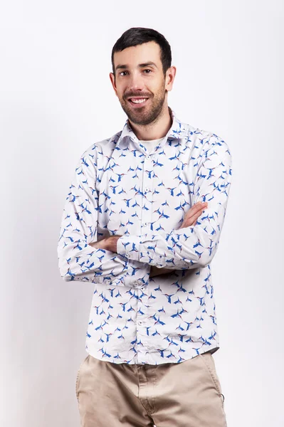 Retrato de hombre sobre fondo blanco sonriendo. Con camisa moderna. Cro. — Foto de Stock