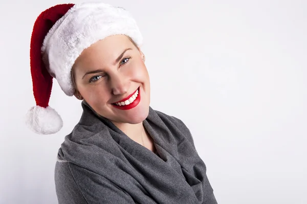Mujer en sombrero de Navidad sonriendo sobre fondo blanco . —  Fotos de Stock