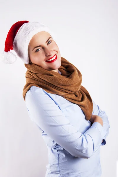 Vrouw in santa. Glimlachen op witte achtergrond. — Stockfoto
