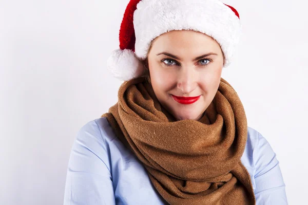 Uma mulher de chapéu de Pai Natal a piscar um olho. Sorrindo sobre backgrou branco — Fotografia de Stock