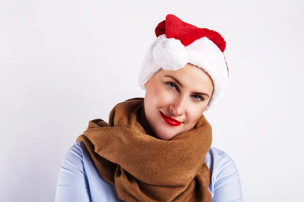 산타 모자에 있는 여자. 흰색 배경 위에 미소. — 스톡 사진