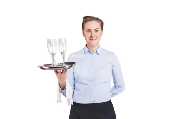 Mujer en uniforme de camarero sosteniendo bandeja con gafas, sonriente, isol — Foto de Stock