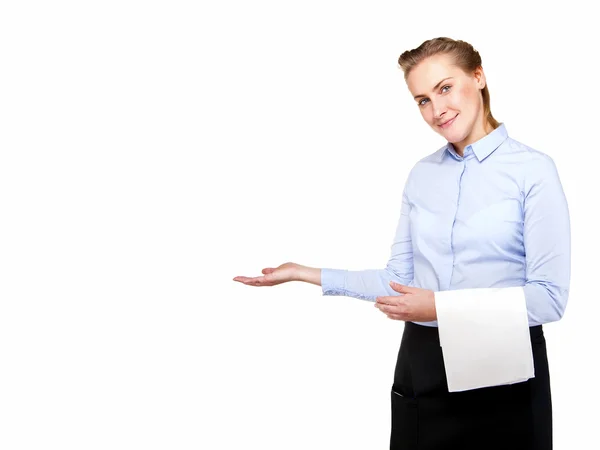 Mujer en uniforme de camarero mostrando a mano, espacio para copiar. Sonriendo blo —  Fotos de Stock