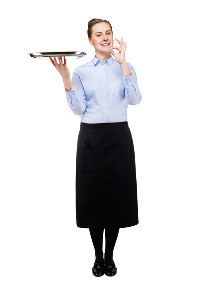 Camarera sosteniendo bandeja aislada sobre fondo blanco. Sonriendo. W — Foto de Stock