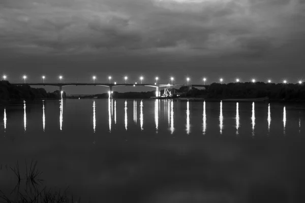 Brücke über den Fluss — Stockfoto