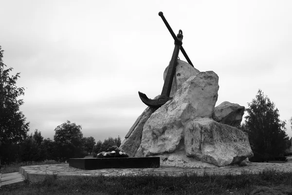 Monument to seamen in park — Stock Photo, Image