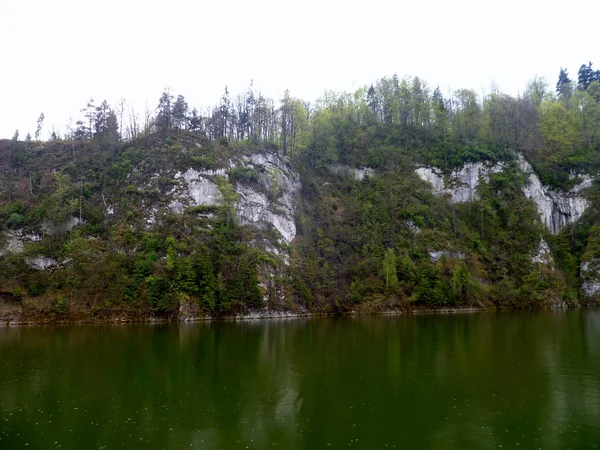 Rochers sur le lac Czorsztyn — Photo