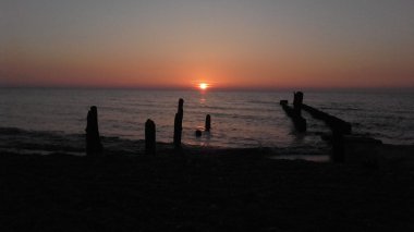 Denizin üzerinde gün batımı