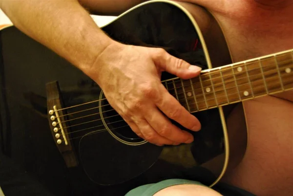 Hombre Tocando Canciones Guitarra —  Fotos de Stock
