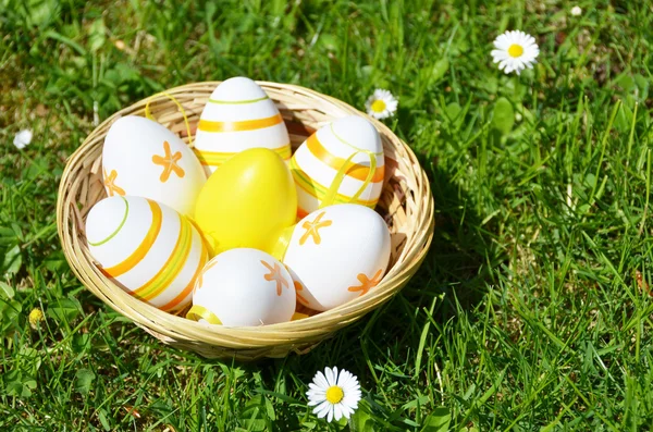 Easter eggs in the grass — Stock Photo, Image