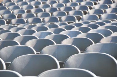 Beyaz stadyum koltukları göster