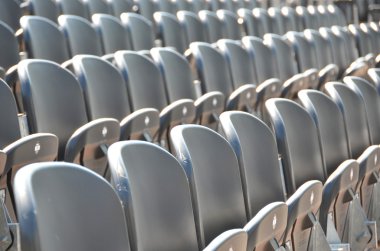 Beyaz stadyum koltukları göster