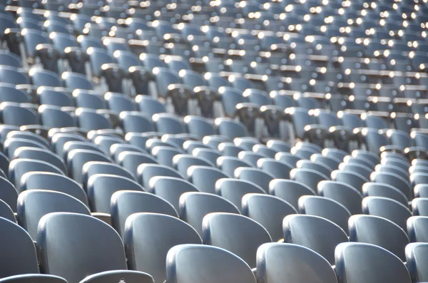 Weiße Stadionsitze — Stockfoto