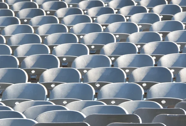 Beyaz stadyum koltukları göster