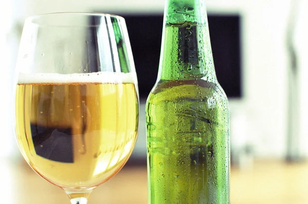 Bicchiere di birra sul televisore — Foto Stock