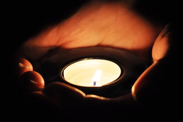 Te ljus ljus i händerna — Stockfoto
