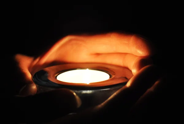 Свічка чайного світла в руках — стокове фото