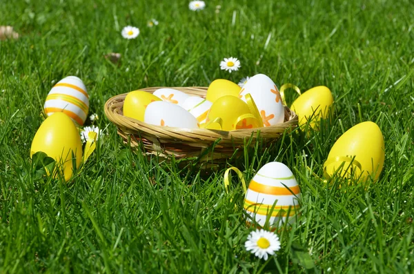 Easter eggs in basket — Stock Photo, Image