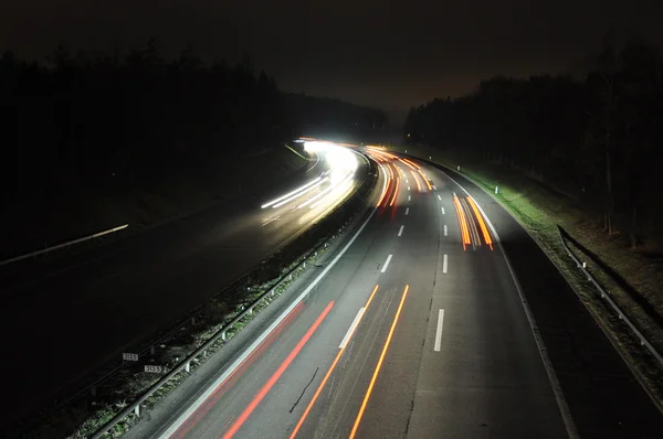 Nacht snelweg met bewegende auto 's — Stockfoto