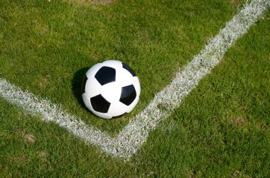 Sahada futbol topu