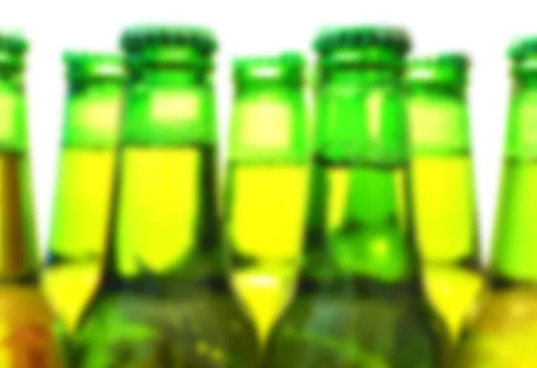 Размытые бутылки пива — стоковое фото