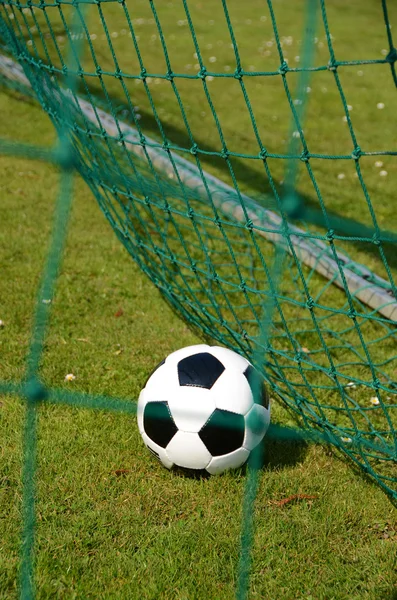 Bola de futebol no campo — Fotografia de Stock