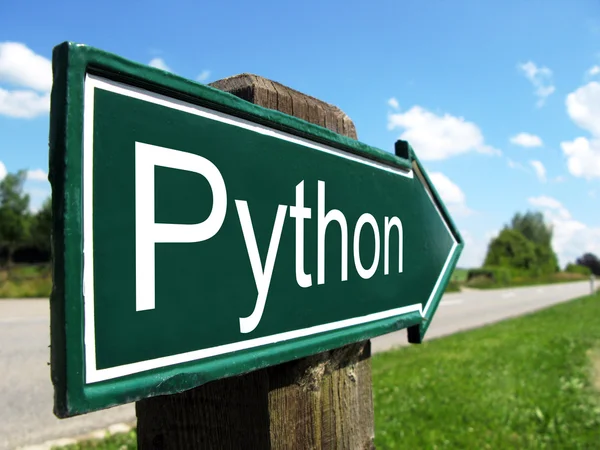 田舎道沿いの道しるべで Python (プログラミング言語) ロイヤリティフリーのストック画像