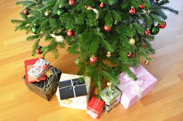 Juguetes en el árbol de Navidad — Foto de Stock