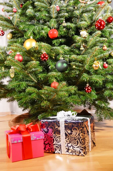 Juguetes en el árbol de Navidad — Foto de Stock