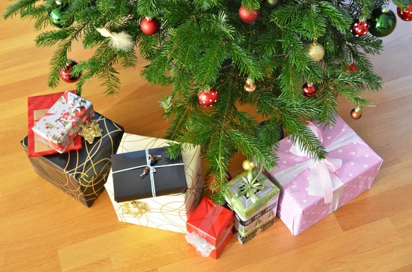 Toys on the Christmas tree — Stock Photo, Image