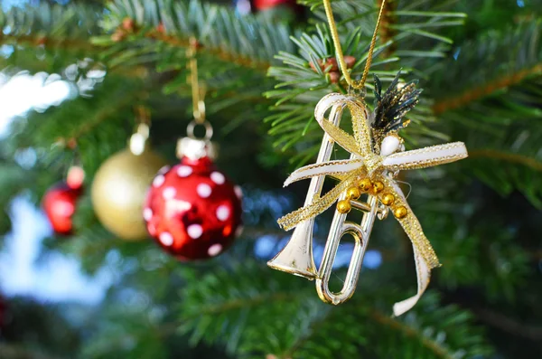 Brinquedos na árvore de Natal — Fotografia de Stock