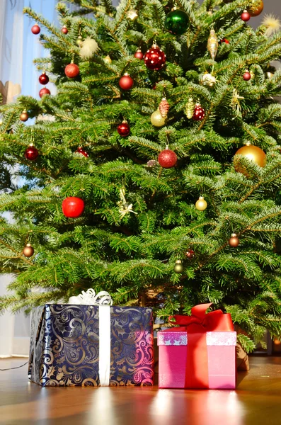 Regalos bajo el árbol de Navidad — Foto de Stock