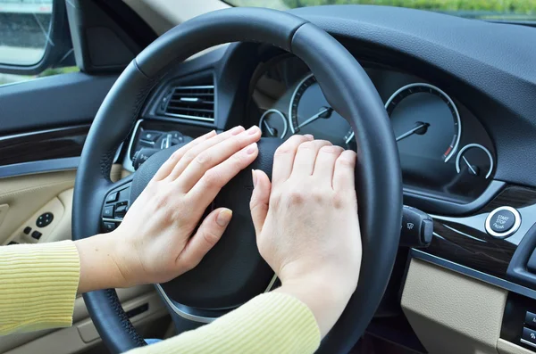 Fille conduisant une voiture — Photo