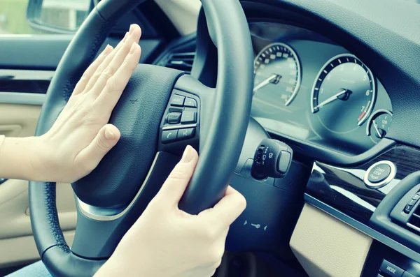 Ein piepsender Autofahrer — Stockfoto