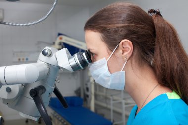 Yan görünümü. Doktor optik cihaz görünüyor.