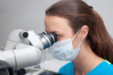 Yan görünümü. Doktor optik cihaz görünüyor.