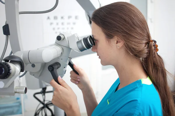 Yan görünümü. Doktor optik cihaz görünüyor.
