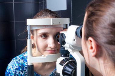 Genç bir hastaya vizyonu göz doktoruna denetler.