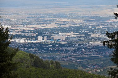 Almatı. Kazakistan, şehrin bir yükseklikten Panoraması.