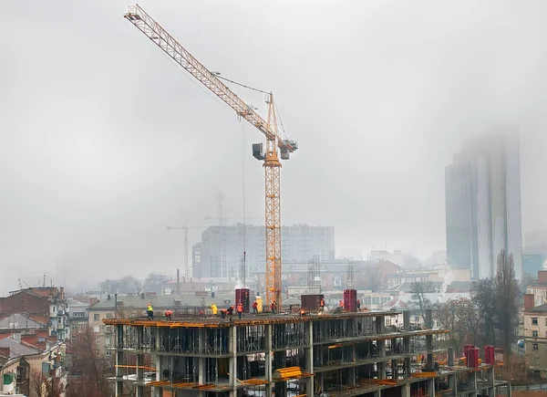 Construction New Building Using Modern Technologies Misty Day — Stock Photo, Image