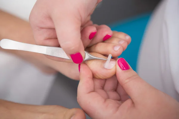 Podiatrist ( chiropodist ) cleaning womans feet — Stock Photo, Image