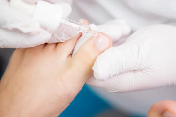 Fechar processo de pedicure — Fotografia de Stock