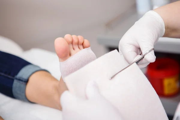 Ayak hastalıkları uzmanı (bakımuzmanına) kadının ayakları temizlik — Stok fotoğraf
