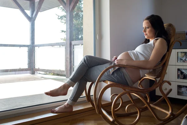 Hermosa mujer embarazada en casa — Foto de Stock