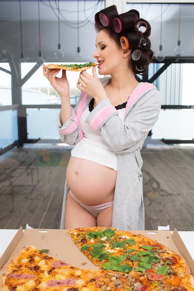Schwangere isst Pizza — Stockfoto