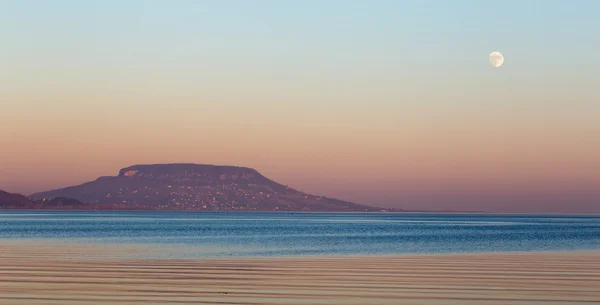 Prachtige zonsondergang boven het meer — Stockfoto